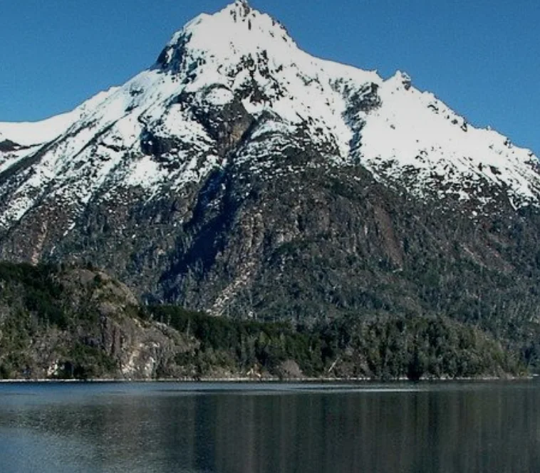 Cerro Catedral reflejado en un lago de la Patagonia